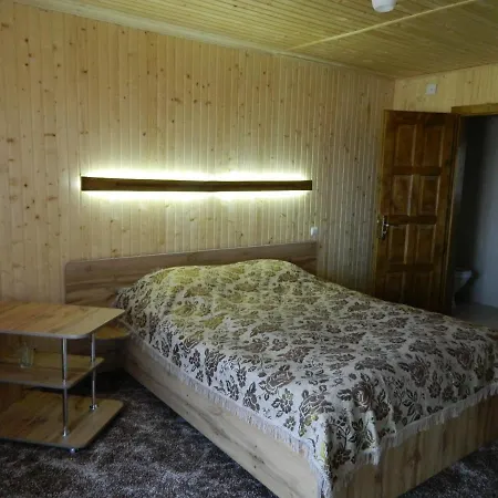 у павла Hotel Yablunytsya